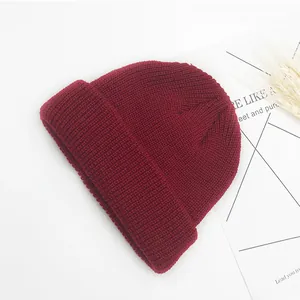 Bonnet en tricot bordeaux unisexe à texture côtelée pour la chaleur d'automne et d'hiver