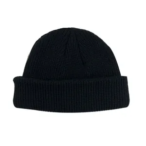 Bonnet classique en maille côtelée noire avec large revers pour l'hiver et le style