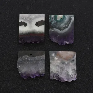 Vue détaillée de pendentifs irréguliers en améthyste naturelle et agate avec trous percés