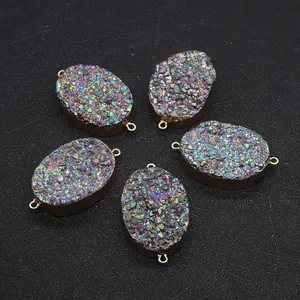 Detailansicht ovaler Regenbogen-Druzy-Verbinder mit vergoldeten Kanten für DIY-Schmuck