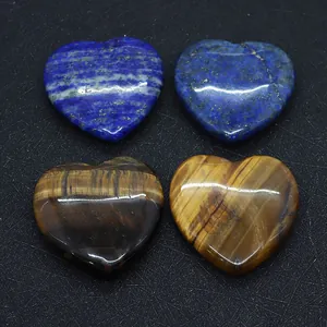 Gros plan de perles en forme de cœur de 40 mm en oeil de tigre et lapis-lazuli polis
