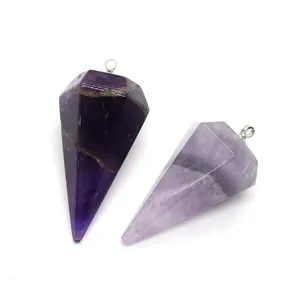 Pendentifs en améthyste naturelle facettée avec attaches en métal argenté sur fond blanc