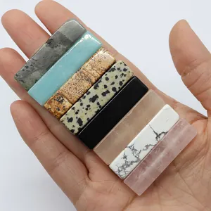 Set de 8 barras rectangulares de piedra natural pulida sostenidas en la mano