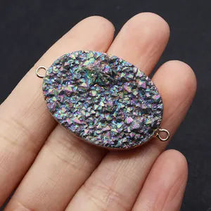 Makro-Detail von ovalem Regenbogen-Druzy-Verbinderanhänger mit Goldrand für DIY
