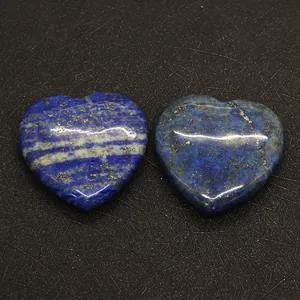 Macro de deux pierres de lapis-lazuli polies de 40 mm en forme de cœur avec éclats dorés