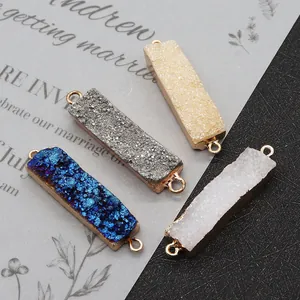 Makroaufnahme von rechteckigen Druzy-Steinverbindern mit Goldösen in vier Farben