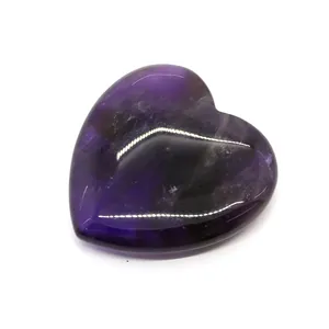 Perla di ametista naturale lucidata a forma di cuore con venature viola uniche
