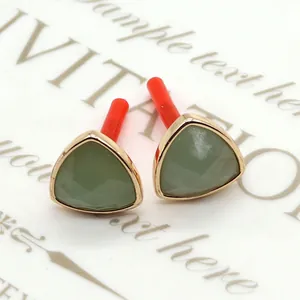 Pendientes de triángulo en aventurina verde con borde dorado en tarjeta decorativa