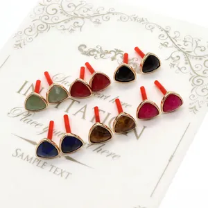 Set de 6 pares de pendientes triangulares de piedra natural con borde dorado