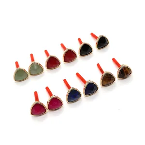 Set de pendientes triangulares de 12mm con aventurina verde y ónix negro en borde dorado