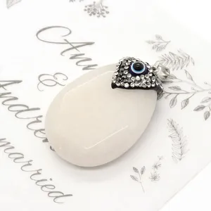 Pendentif ovale en pierre naturelle blanche avec œil maléfique et bélière en cristal