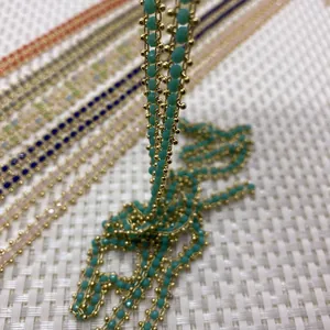 Gros plan de perles en pierre facettées et d'entretoises dorées pour la création bijoux