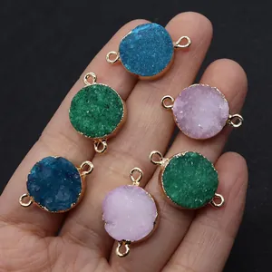 Makrofoto runder 15x24mm Naturkristall-Verbinder in Blau, Grün und Rosa für DIY-Schmuck
