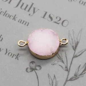 Makroansicht des rosa Druzy Kristallverbinders mit Goldrand für Schmuckdesign