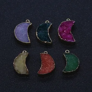 Détail macro de pendentifs en pierre naturelle en forme de croissant de six couleurs