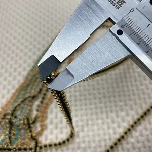 Vue macro de perles en pierre naturelle de 2,5mm mesurées pour la création de bijoux