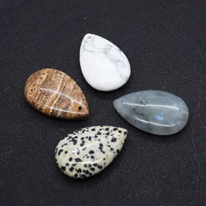 Vue macro de divers pendentifs en pierre naturelle en forme de goutte avec trous pré-percés