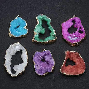 Kleurrijke onregelmatige natuurlijke druzy kristallen hangers met vergulde randen voor DIY