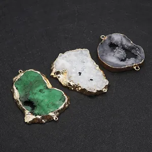 Makroaufnahme von Naturstein-Anhängern mit Goldrand und doppelten Metallösen für DIY-Schmuck