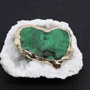 Detailansicht eines unregelmäßigen grünen Naturstein-Connectors mit Vergoldung für DIY-Schmuck