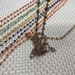 Detalle de cuentas de cubo coloridas y cuentas doradas en cadena de joyería de 10m