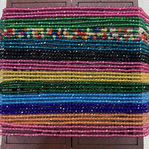 Nahaufnahme von facettierten 2mm Kristallglasperlen in verschiedenen Farben für DIY Schmuck