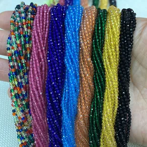 Makroansicht von 2-3 mm facettierten Kristallperlen in vielen Farben für DIY-Schmuck