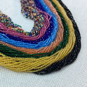 Makroaufnahme von 2mm facettierten Natursteinperlen in bunten Farben für DIY-Schmuck