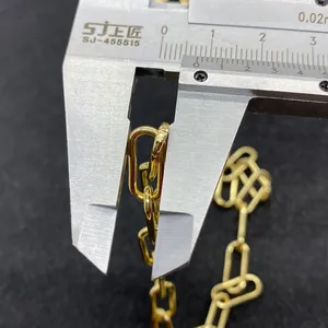Makroansicht einer 10mm breiten goldenen Gliederkette mit digitalem Messschieber