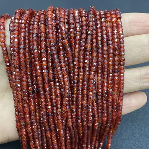 Dettaglio di perline in pietra granato sfaccettate 2x3mm per gioielli fai da te