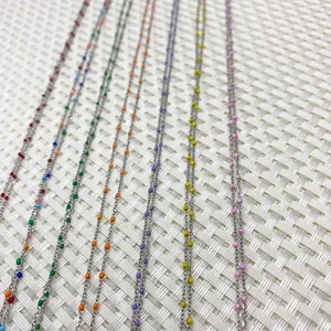 Dettaglio di catene colorate in acciaio inossidabile smaltato per gioielli DIY