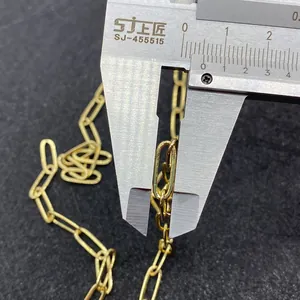 Macro della misurazione di una catena a graffetta dorata da 5mm con calibro
