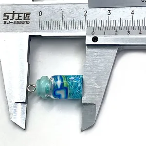 Λεπτομερής λήψη macro που δείχνει το μήκος 22 mm του μενταγιόν μπουκαλιού τσαγιού ρητίνης
