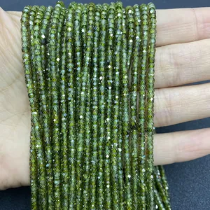 Dettaglio di perline sfaccettate in pietra verde oliva per creazioni di gioielli