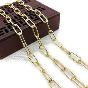 Goldene Büroklammer-Ketten 8x13mm auf einer eleganten Vintage-Schmuckschatulle aus Holz
