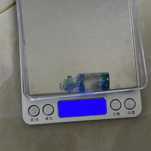 Vue détaillée de la balance affichant le poids de 9,42 g du pendentif en verre