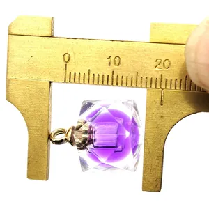 Macro-opname van een paarse gefacetteerde acryl hanger gemeten met een koperen schuifmaat