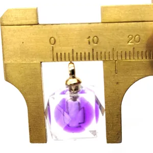 Macro-opname van 15x20mm acryl hanger met paarse bol en gouden bevestigingsoog