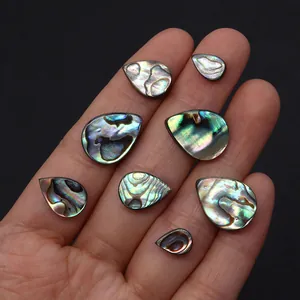 Vue détaillée de perles de nacre d'abalone en forme de goutte pour création de bijoux