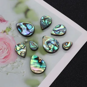 Gros plan de perles gouttes en nacre d'abalone irisée pour création de bijoux DIY