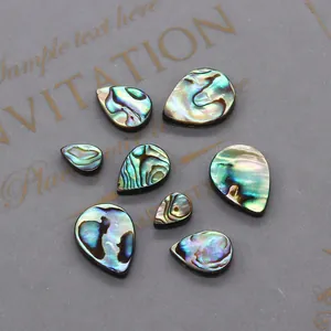 Vue macro de perles en nacre d'abalone en forme de goutte aux reflets irisés pour bijoux