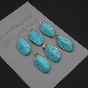 Gedetailleerde weergave van turquoise bladhangers met goud en zilveren metalen randen