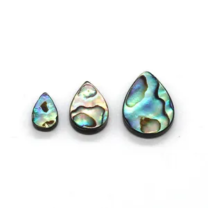 Trois perles goutte en nacre d'abalone de tailles variées avec reflets naturels