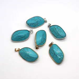 Vijf bladvormige turquoise stenen hangers met gouden en zilveren metalen randen