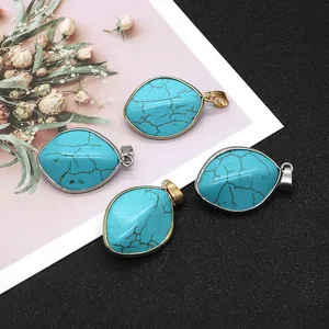 Detalle de colgantes de turquesa marquesa con bordes de metal dorado y plateado