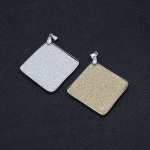 Gros plan de pendentifs carrés en nacre dorés et argentés avec inserts scintillants