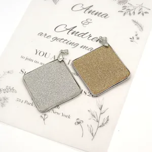 Pendentif carré en coquille naturelle 53mm avec finition pailletée pour création collier