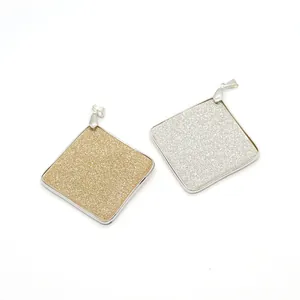 Pendentif carré en nacre de 53mm avec texture pailletée dorée et argentée pour bijoux