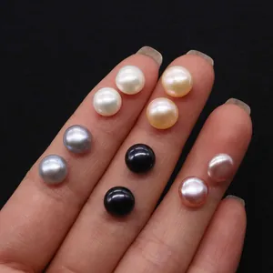 Dettaglio di perle naturali d'acqua dolce in cinque colori mostrate per confronto taglie