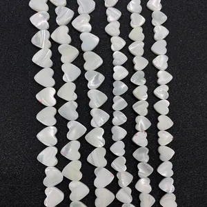Detailansicht herzförmiger Perlmuttperlen mit natürlichem Perlmuttglanz für Schmuck